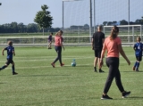 Laatste training S.K.N.W.K. JO8-1 (partijtje tegen de ouders) van maandag 2 juni 2025 (18/123)
